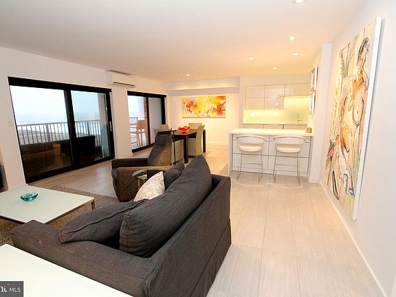 4th image of 527 N Boardwalk Unit 304