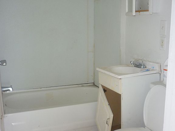 5th image of 2715 Roanoke Ave