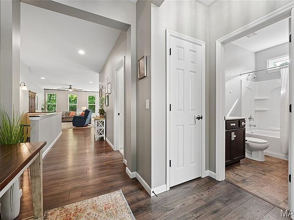 4th image of 1117 River Oak Ct