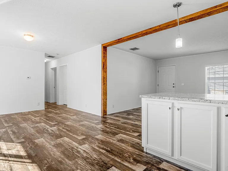 204 E 11th St #1 — Photo 5
