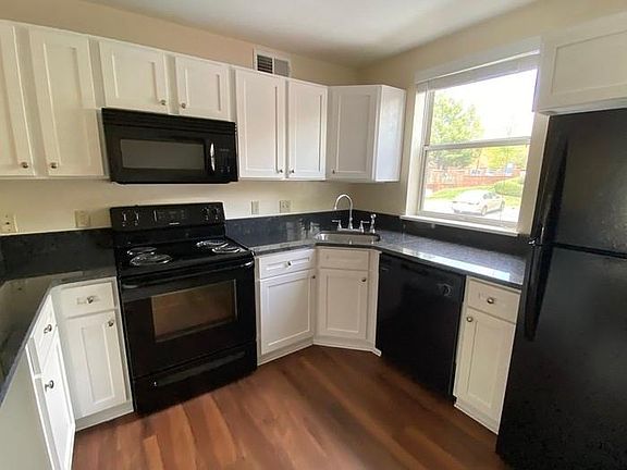 4th image of 77 Barclay Place Ct #64G