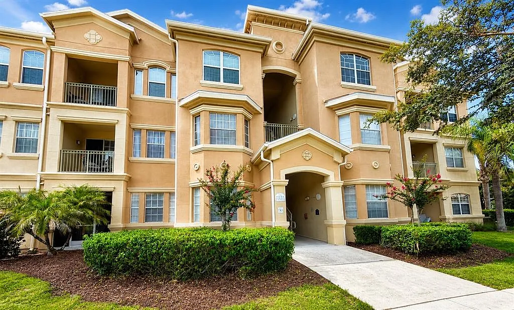 2 bed, 2.0 bath, 1261 sqft, $1,900 — Photo 2