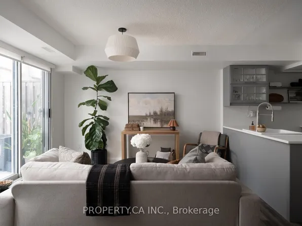 25 Turntable Cres #133, Toronto, ON M6H 4K8