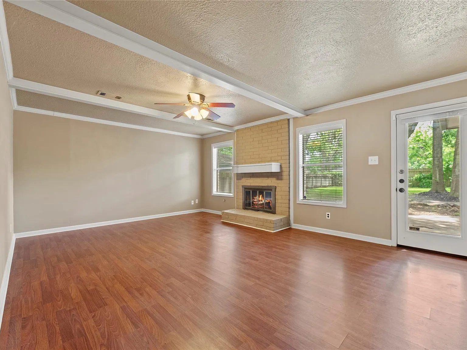 4 bed, 2.5 bath, 2363 sqft, $2,400 — Photo 2