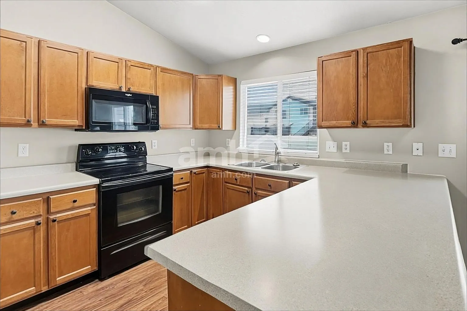 3 bed, 2.5 bath, 1733 sqft, $2,515 — Photo 3