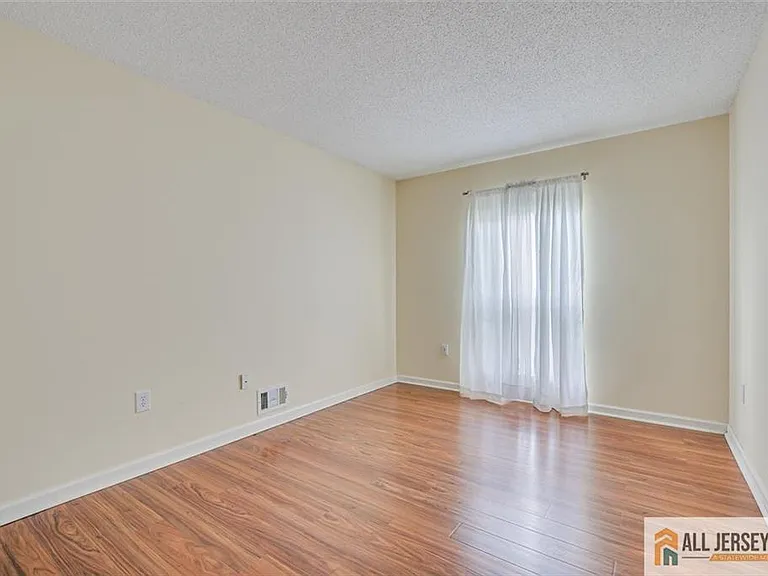69 Amberly Ct — Photo 14