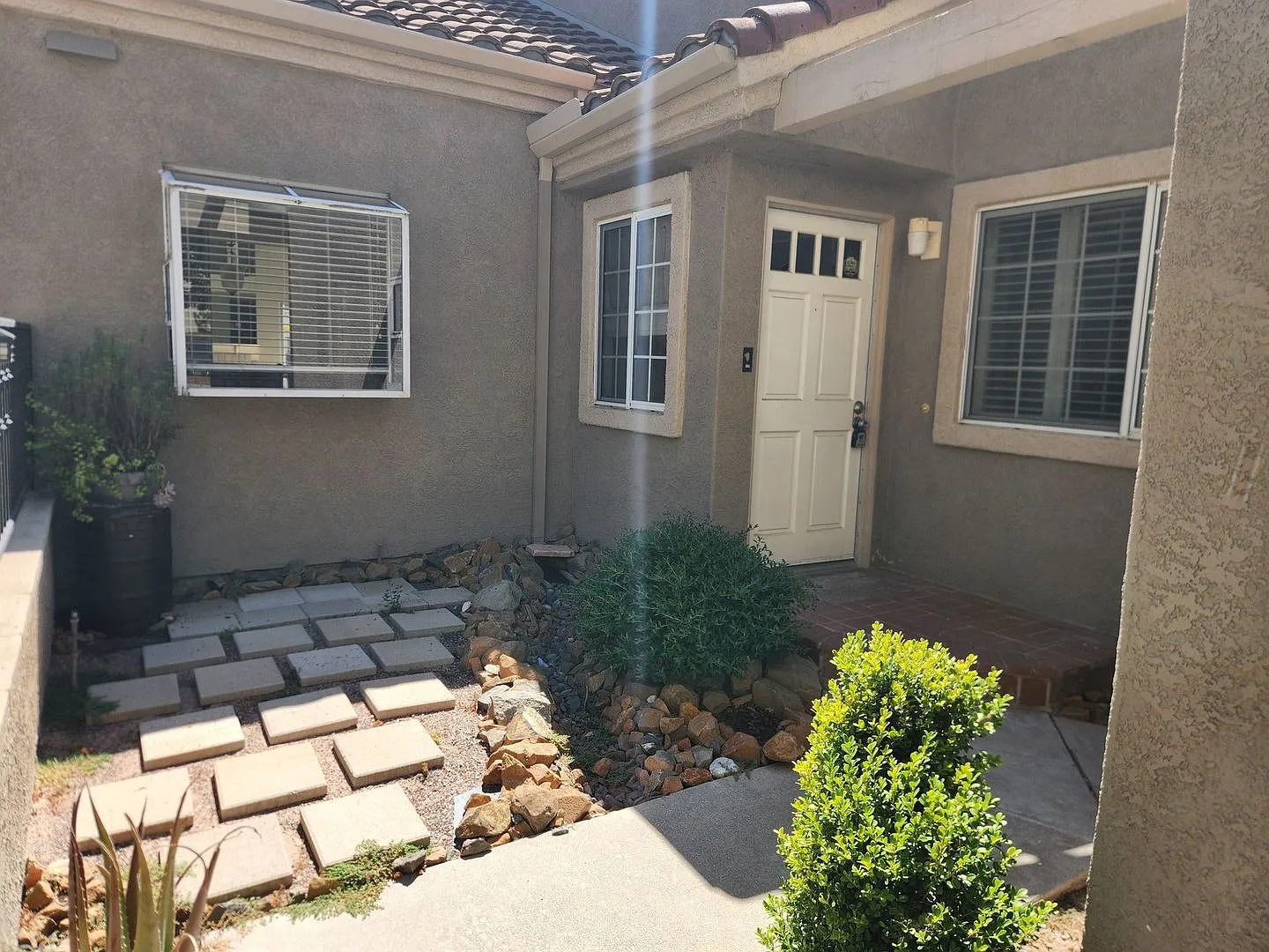 Nice Townhouse in Mission Viejo! New paint & carpet! — Photo 2