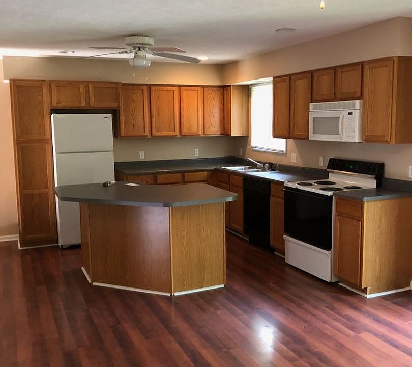 2nd image of 209 Stonegate Cir