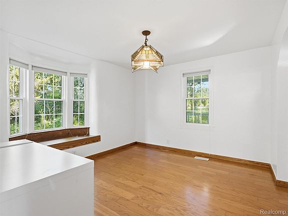 5th image of 1700 Warren Rd