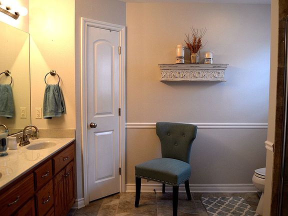 Master bath, great storage!
