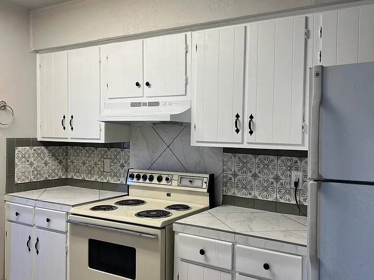 406 N 1st Ave — Photo 11