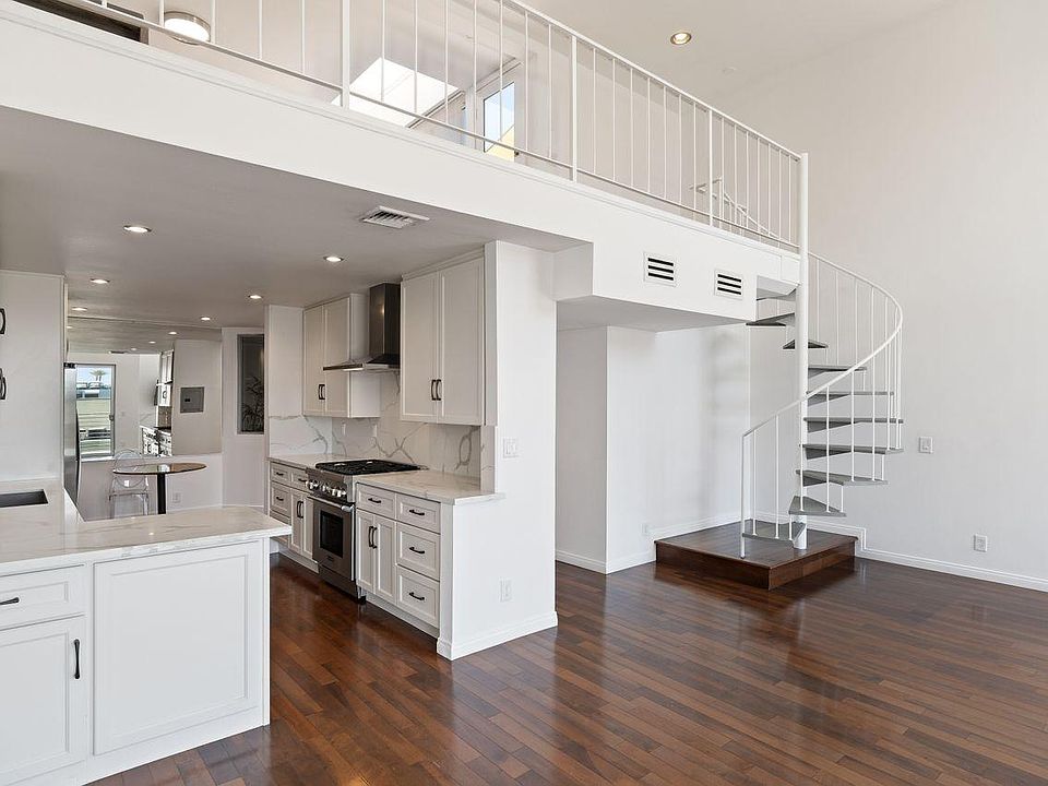 1st image of 1129 Larrabee St APT 13