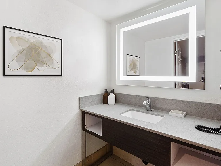 Beautiful Studios with All Utilities Included — Photo 9