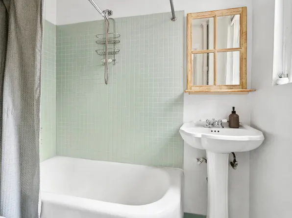 321 East 54th Street image 3 of 7