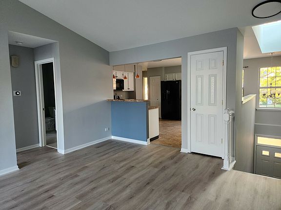 2nd image of 746 W Streamwood Blvd #B