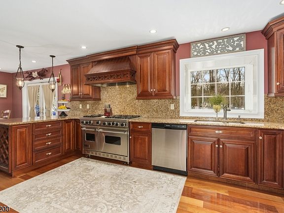 4th image of 32 Cambridge Dr