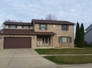 710 W Northridge Dr, Mahomet, IL 61853