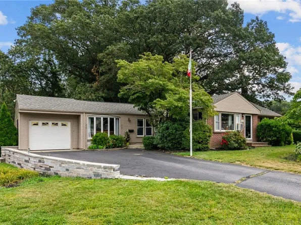 174 Lawnacre Dr, Cranston, RI 02920