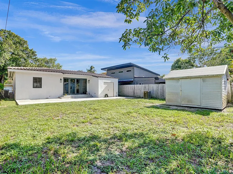 807 SW 18th St — Photo 52