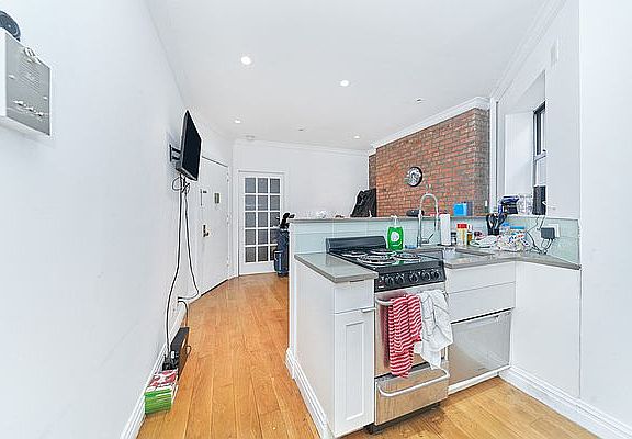 4th image of 325 E 83rd St APT 4C