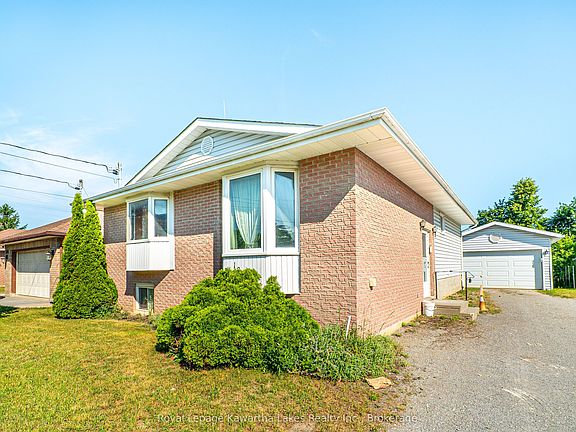 3rd image of 182 Colborne St W