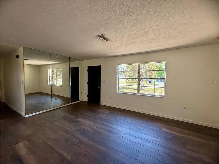 131 Sparrow Ave — Photo 7