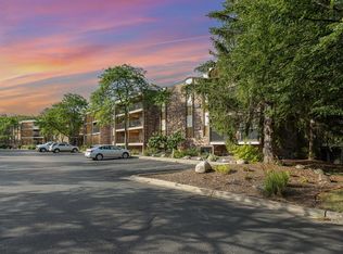 10451 Greenbrier Rd APT 207, Minnetonka, MN 55305