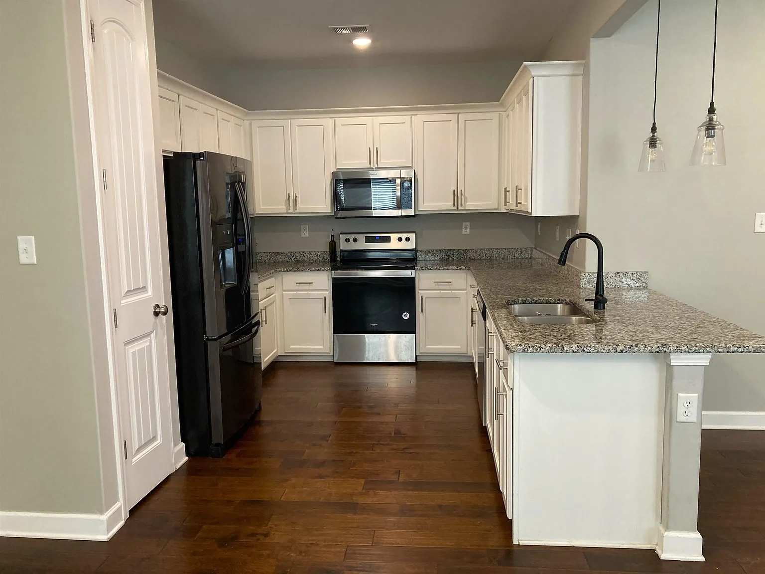 4 bed, 2.5 bath, 2118 sqft, $2,500 — Photo 3