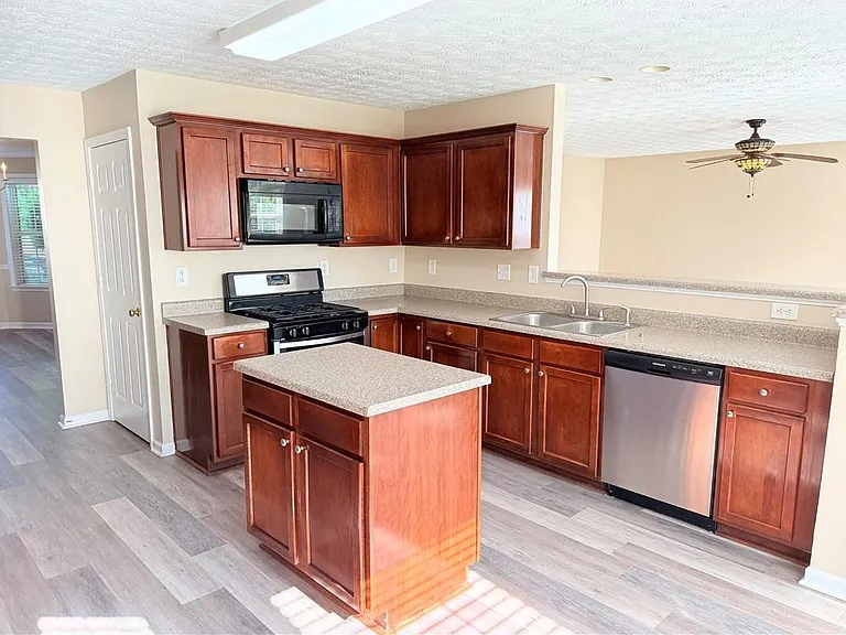 1210 Skylar Ridge Cir — Photo 11
