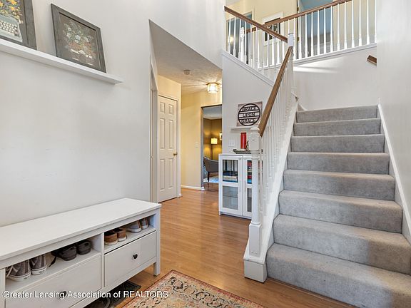 2nd image of 208 Oakwood Dr