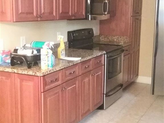 4th image of 255 Bridgewater Ct