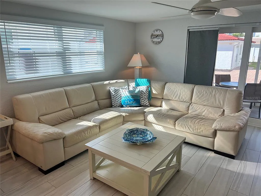 2 bed, 2.0 bath, 1064 sqft, $8,970 — Photo 4