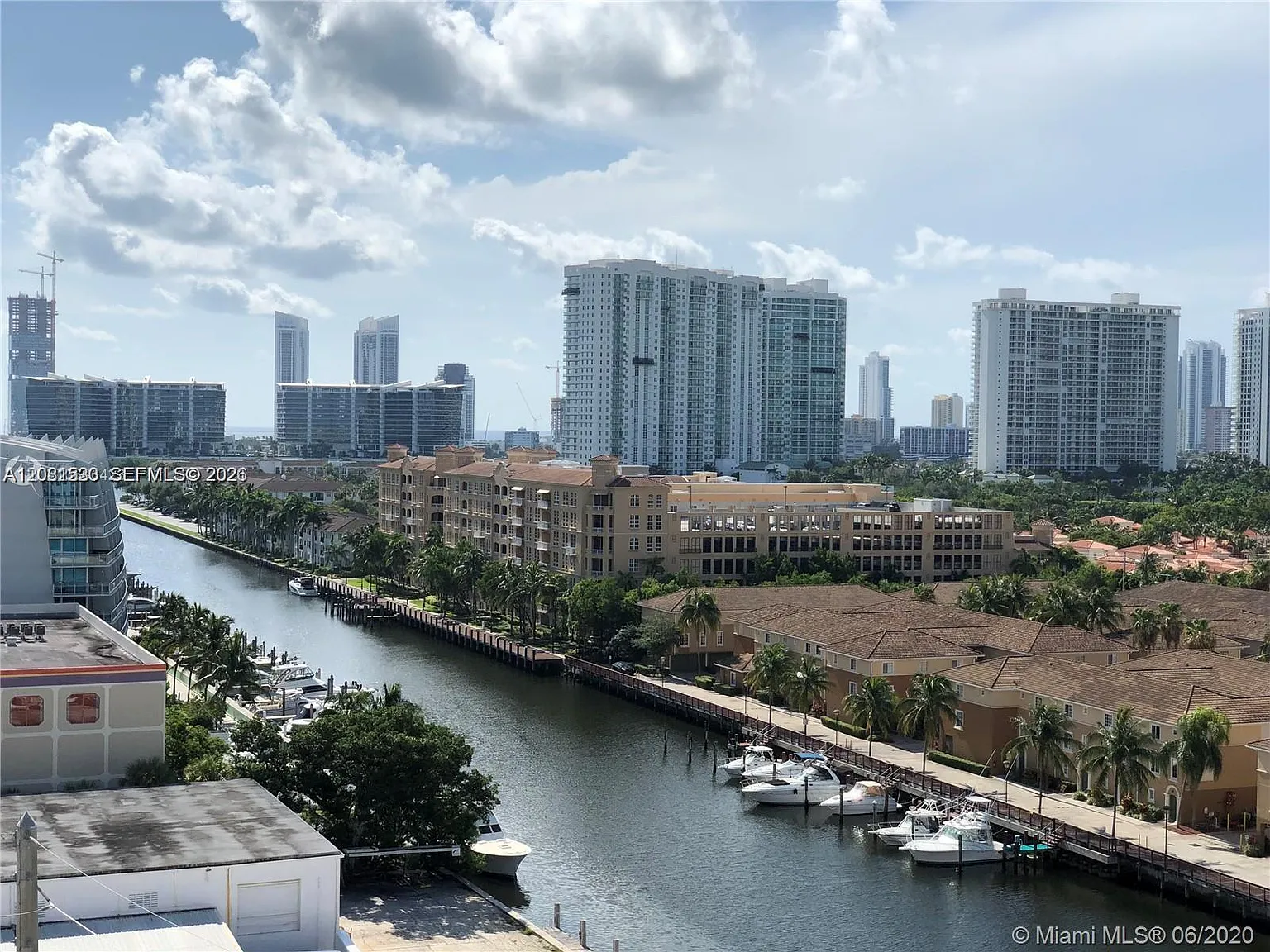 Venture At Aventura East — Photo 2