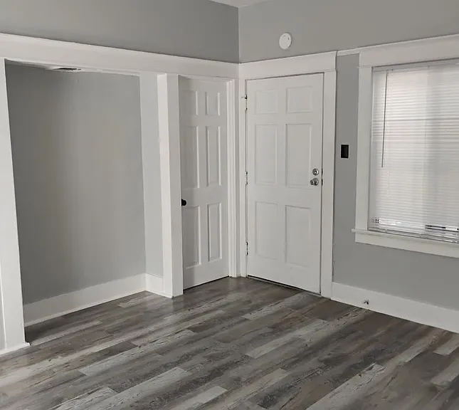 324 E Esther St #8 — Photo 2