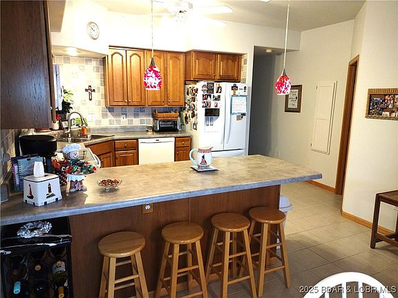 5th image of 272 Long Acres Dr