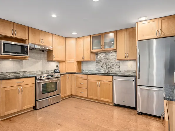 2000 Saint Regis Dr APT 6B, Lombard, IL 60148
