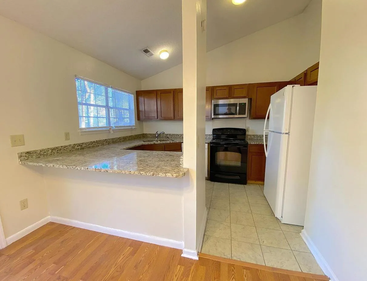3 bed, 1229 sqft, $2,175 — Photo 4