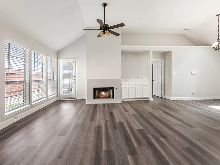 2212 Lakeshore Dr — Photo 4