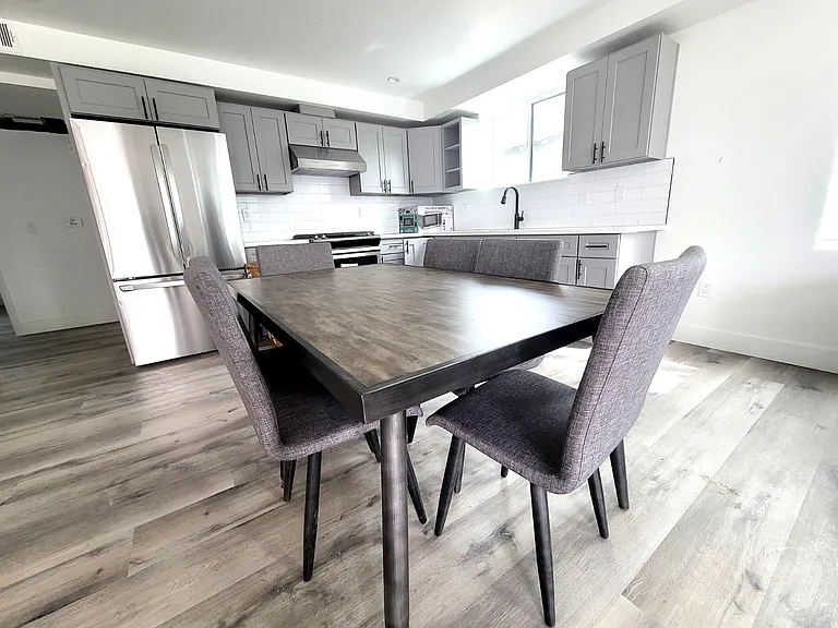 1421 1/2 W 35th St #1421 — Photo 2