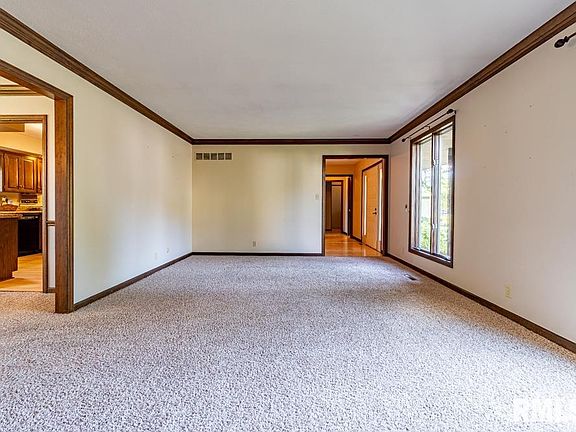 4th image of 129 W Whitehall Ct