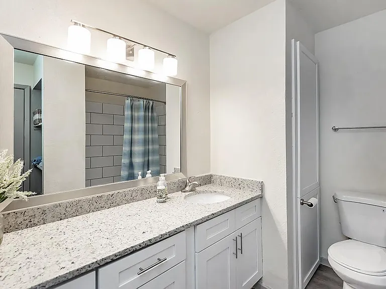 1306 N Main St — Photo 2