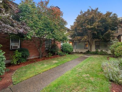 2211 NE Halsey St APT 9, Portland, OR, 97232