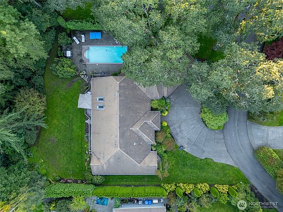 3rd image of 75 Country Club Circle SW
