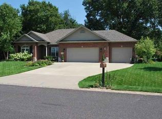 1612 Winged Foot Dr, Pekin, IL