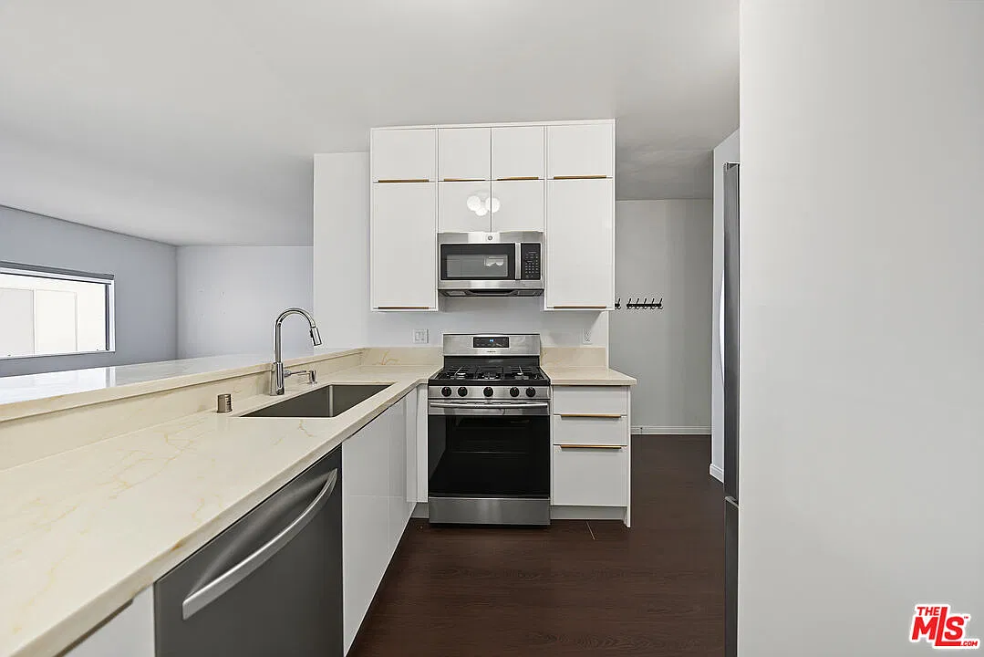 2 bed, 2.0 bath, 1003 sqft, $3,700 — Photo 4