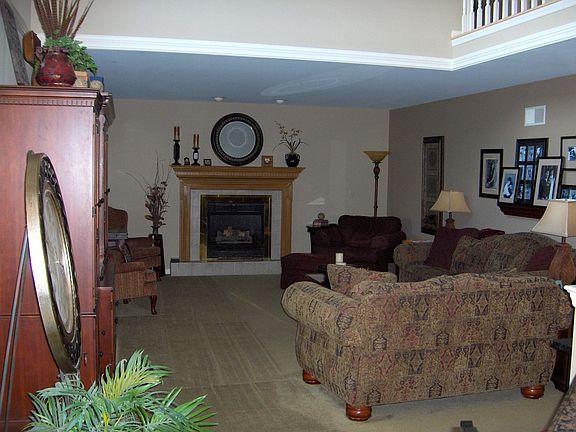 Family Room w Fireplace
