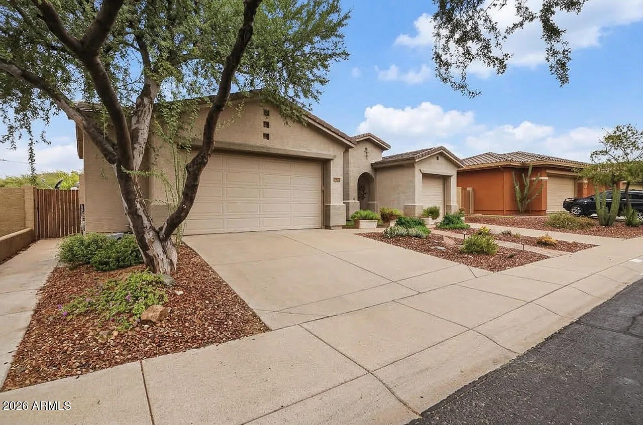 3 bed, 2.0 bath, 2303 sqft, $2,699 — Photo 3