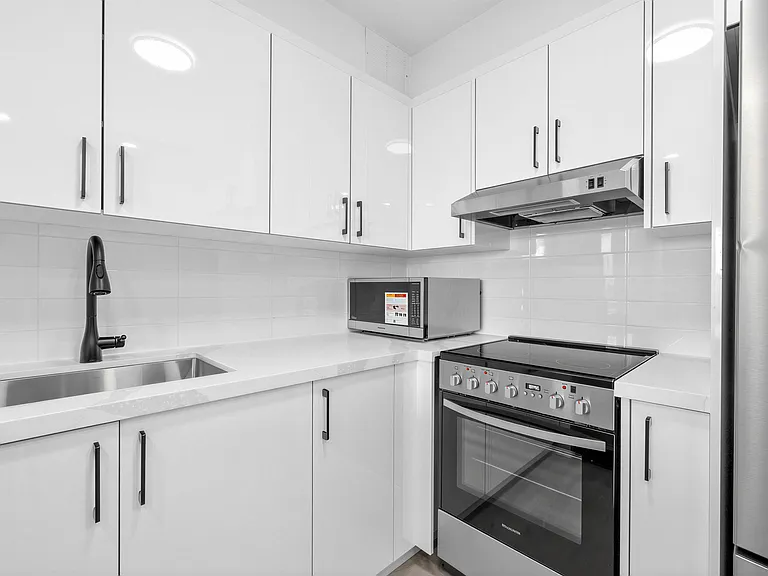 225 Davisville Ave — Photo 21