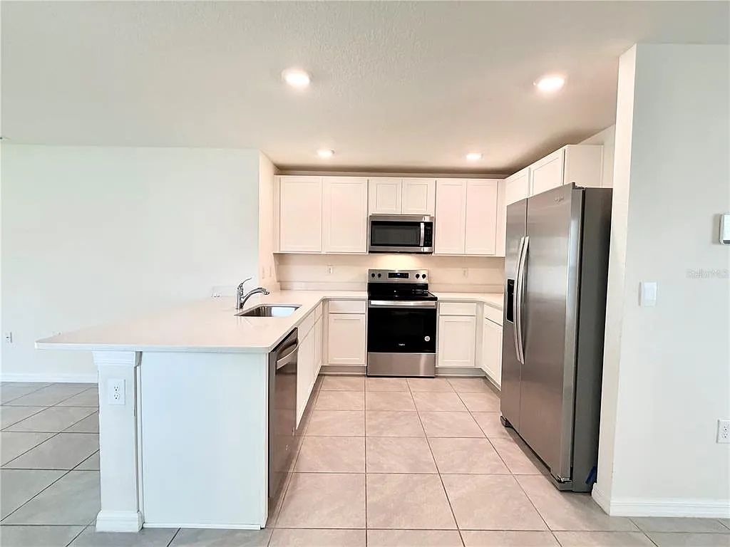 3 bed, 2.0 bath, 4694 sqft, $1,900 — Photo 4