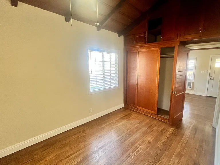 4042 La Crescenta Ave — Photo 8